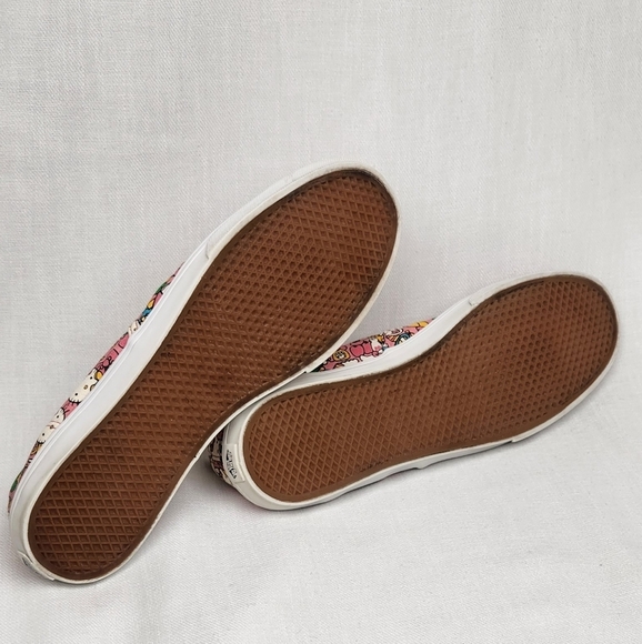 Vans × Hello Kitty Low Top Sneakers - Picture 8 of 10